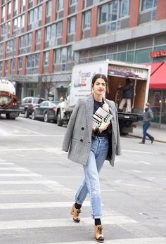 How To Wear White Jeans, Look Jean, Leandra Medine, Look Formal, Man Repeller, Jean Vintage, Jeans Mom, Outfit Trends, Levi Jeans 501