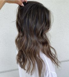 Brown Hair Colors With Dark Roots, Dark Roots Light Ends Brunettes, Cool Toned Balayage Brunette, Dark Root Balayage, Dark Roots Balayage, Natural Brown Hair, Yum Sauce, Mushroom Hair