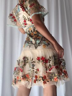 Flora Dress, Modieuze Outfits, Floral White, Dress Picture, 50's Dress, Luxury Outfits, Pretty Dresses, Fashion Lifestyle, Vintage Floral