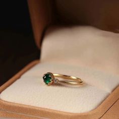 Vintage Silver Emerald Tower-Shaped Open Ring – Byher Accessories 2022, Vintage Jewelry Rings, Natural Emerald Rings, Vintage Jewellery Rings, Delicate Feminine, Ring Fashion, Rings Vintage, Wedding Rings Vintage, Or Questions