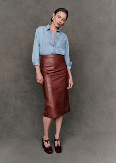 29 Of The Best Midi Skirts - Versatile Fall Staple Leather Midi Skirt Outfit, A Line Skirt Outfits, Brown Leather Skirt, Leather Skirt Outfit, Mid Calf Skirt, Midi Skirt Outfit, Leather Midi Skirt, Skirt Trends, Chestnut Brown