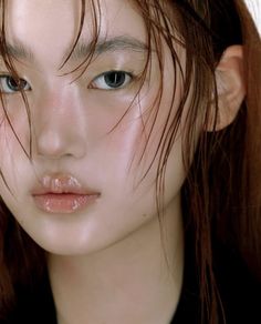 Glossy Wet Makeup Look, Rain Makeup Look, Wet Makeup Look Natural, Wet Makeup Look, Halloween Runway, Rain Makeup, Wet Makeup, Instagram Photoshoot, Instagram 2023