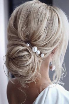 Hairstyles Casual, Diy Updo, Pearl Hair Pin Wedding, Blonde Updo, Bridal Hair Pins Pearl, Curly Updo, Updo Styles, Hair Accessories Pearl, Prom Hairstyles For Long Hair