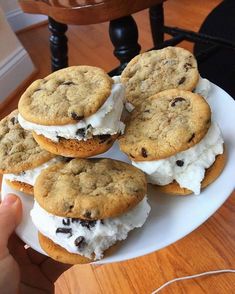 there are cookies and ice cream sandwiches on the plate