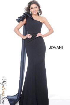 Looking for a show-stopping evening dress? Look no further than the Jovani 1008. This one shoulder ruched waist dress is guaranteed to turn heads at your next event. Made with luxurious fabric, this dress is sure to make you feel like a million bucks. Whether you're attending a black-tie affair or a gala, the Jovani 1008 is the perfect choice. Mob Dress, Parade Dress, Long Sleeve Evening Gowns, Trumpet Dress, Evening Dress Floor Length, Dress One Shoulder, Terani Couture, Bodice Dress, Black Formal