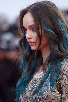 Originales les mèches bleu canard de Luma Grothe au Festival de Cannes 2016 ! Teal Hair Color, Blue Ombre Hair, Teal Hair, Ombre Hair Color, Balayage Highlights