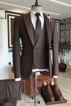 Elegant Single-button Wedding Suit, Wedding Blazer With Button Closure And Suit Collar, Tailored Tuxedo With Button Closure For Wedding, Elegant Double Breasted Suit With Single Button For Wedding, Classic Wedding Suits With Button Closure, Elegant Double Breasted Wedding Suit With Single Button, Elegant Sets With Lapel Collar And Buttons, Long Sleeve Single Breasted Wedding Sets, Tailored Wedding Blazer With Button Closure