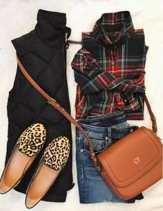 Black Puffer Vest Outfit, Duck Boats, Loafers Outfit, Vest Outfits, Down Vest, Fall Fashion Outfits, Puffer Vest, Look Chic