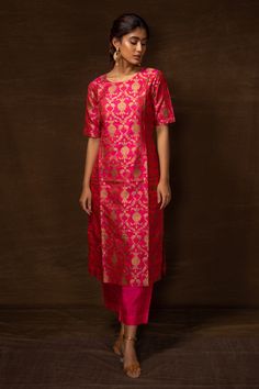 Shop for these amazing collections of Pink Banarasi Silk Floral Round Pattern Half Sleeve Kurta And Pant Set For Women by Pinki Sinha online at Aza Fashions. Benaras Silk Kurti Designs, Banarasi Silk Kurti Designs, Banaras Tops Design, Banaras Dress Designs Latest, Banaras Chudidar Designs, Banarasi Top Designs, Pattu Suits For Women, Banarasi Silk Kurta Set, Silk Kurta Sets For Women