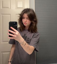 Grunge Girl Haircut, Short Layered Haircuts Grunge, Girls With Wolfcut, Masc Girl Haircut, Masc Haircuts For Women Long, Downtown Girl Hairstyles Short, Masc Women Haircut, Medium Short Haircuts For Women, Masc Haircuts For Women