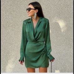 Short Dress With Lapel Collar And V-Neck Wrap Front With Long Sleeves. Side Draped Fabric Detail With Lined Buttons. Interior Green Satin Mini Dress, Zara Green Dress, Short Satin Dress, Zara Maxi Dress, Dress Zara, Legging Outfits, Outfits Verano, Satin Mini Dress, Zara Woman