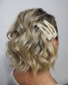 Stunning Crown Hairstyle Ideas for a Royal Look Loose Waves Short Hair, Short Bobs, New Hair Trends, Side Braid Hairstyles, Side Hairstyles, Short Hair Trends, Hairdos For Short Hair, Christmas Hairstyles, Glam Hair