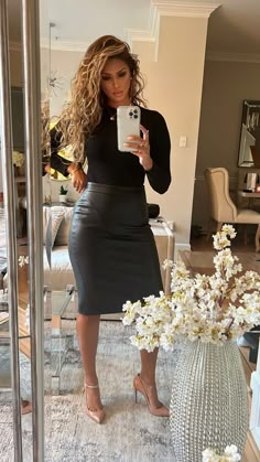 Black Office Outfit, Black Pencil Skirt Outfit, Style Jupe, Elegance Dress, Black Leather Pencil Skirt, Leather Skirt Outfit, Faux Leather Pencil Skirt, Pencil Skirt Outfits, Black Office