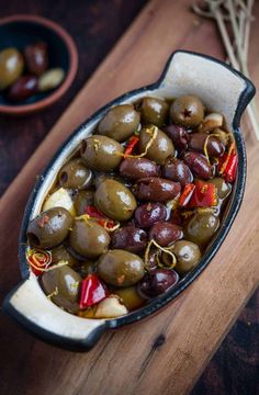 Grilled olives in a cast iron enamel pan with lemon zest. Grilled Olives, Baked Olives, Bbq Appetizers, Homemade Comfort Food, Olive Dishes, Best Chili Recipe, Olive Recipes, Side Dishes For Bbq, Quick Appetizers