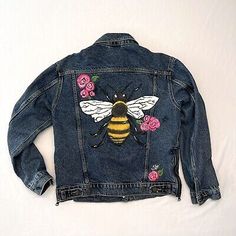 Hand Painted Decorative Bee Levis Strauss Denim Jacket w/ Zipper Detail Size S | eBay Denim Painting, Denim Jacket Embroidery, Embroidered Denim Dress, 3d Graffiti, Levis Strauss, Hand Painted Denim Jacket, Fabric Painting On Clothes, Hand Painted Clothing, Denim And Diamonds