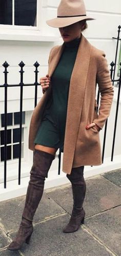 A turtleneck dress brings together a thigh high boots outfit! Sukienki Maksi, French Chic Fashion, Fashion Blogger Style, Looks Street Style, French Chic, Looks Chic, Fashion Mode, Mode Inspiration, Boots Outfit