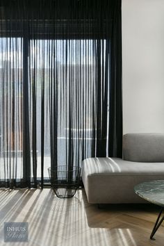 Transparante, lichtdoorlatende of verduisterende gordijnen in de woonkamer Net Curtains, Black Curtains, First Apartment, Curtain Designs, Dark Room, Apartment Interior, Roller Blinds, Aesthetic Room Decor, Curtains Living Room