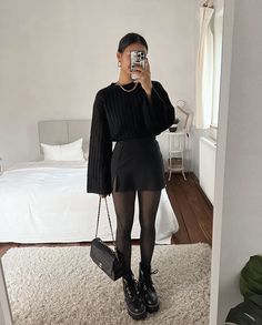 Date Outfit Black, Winter Fashion Night Out, Black Outfit Night Out, Black Winter Outfits Classy, Kino Date Outfit, Outfit Kino, Look Black Night, Winter Outfit Night Out, Cute Black Skirt Outfits