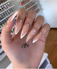 pointy nails Nails Inspiration Pointy, Winter Nails Stilleto, Christmas Nails Stiletto Simple, Pointy Winter Nails, Christmas Nails Sharp, Pointy Nails Christmas, Xmas Stiletto Nails, Christmas Stilleto Nails Simple, Sharp Christmas Nails