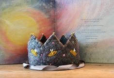 Waldorf felt birthday crown wool and felt anthroposophical free school What is a Waldorf crown? In Waldorf (home) schools, felt/wool crowns are traditionally used in honor of the child's birthday. Product information: Designs: I come up with/design my crowns all by myself. This makes each copy unique. Dimensions: 46 cm long, usually wearable from the very first birthday. Material: I use 100% pure wool and wool felt, and soft satin ribbons (to tie the crowns around the head). Status: I do not mak Waldorf Birthday Crown, Waldorf Home, Felt Birthday Crown, Waldorf Crown, Princess Games, Felt Crown, All By Myself, Sustainable Toys, Felt Wool