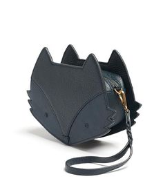 The Bell & Fox bag is a structured cross body and clutch bag. This quirky shape is so unique and a great talking point. The gorgeous boxy structure is quirk Fox Bag, Fox Jewelry, Wristlet Clutch, Gorgeous Bags, Leather Keychain, Diy Bag, Vegetable Tanned Leather, Bag Straps, Natural Leather