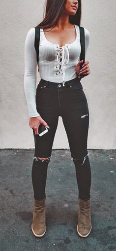 Boho Life Lace-Up Top - Slim Wallet Company Spring Summer Fashion Trends, Kendall Jenner Outfits, Trending Fashion Outfits, Summer Fashion Trends, Festival Looks, Grey Leggings, Trend Fashion