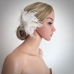 The 1920s fashion style is often remembered for its glitz and glamour, and this exquisite bridal hair accessory makes no exception. Bold and beautiful, it is adorned with white feathers and intricately faceted crystals that capture the light from every angle with a perfectly translucent appeal.5.1" (approx. 13cm) tall by 7" (approx. 18cm)wide. This beautiful hair accessory coordinates with any color wedding dress and it gives your hair an extra touch of glam to finish off your perfect look on yo Hair Clips Wedding, Hair Bands For Ladies, Fascinator Hair, Braid Clips, Fascinator Wedding, Wedding Bridal Hair, Feather Headpiece, Bridal Hair Accessory, Fascinator Hairstyles