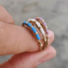 SEED BEAD PATTERNS FREE ONLINE #SeedBeadTutorials Diy Wire Jewelry Rings, Wire Jewelry Rings, Wire Wrapped Jewelry Diy, Bijoux Fil Aluminium, Wire Jewelry Designs, Diy Wire Jewelry, How To Make Rings, Wire Work Jewelry