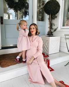 European Pregnancy Style, Miroslava Duma Pregnant Style, Julia Berolzheimer Family, Julia Berolzheimer Long Hair, Elegant Office Outfit, Julia Berolzheimer Pregnant, Stylish Pregnancy, Extreme Cashmere, Pregnant Fashion