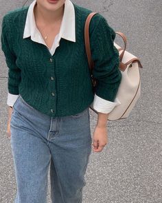 Early Spring Outfits Casual Chic, Italian School Outfits, Classy College Outfits Summer, Collared Cardigan Outfit, Deep Autumn Outfits For Summer, Vintage Women Outfits, Grad Student Outfit, Arthoe Fashion, Writer Outfits