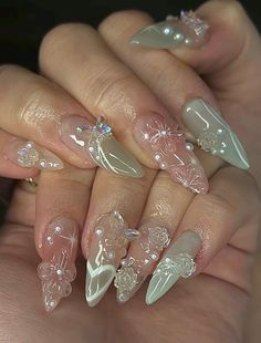 Nail Inspo With Gem, Cute And Trendy Nails, Gel Nail Charms, Green Polygel Nails, Cute Nail Patterns, Ren Fair Nails, Fairycore Nails Aesthetic, Color Neutral Nails, Ethereal Nails Aesthetic