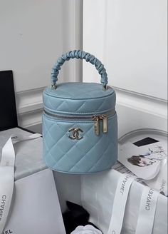 Chanel Vanity Case, Hermes Clutch, Chanel Vanity, Chanel 2022, Unique Handbag, Chanel Designer, Online Shopping Shoes, Handbags Luxury, Ladies Bags