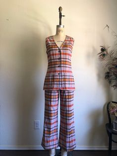 "Vintage 70s autumnal plaid pantsuit set featuring a button up vest and flare pants in a knit stretch fabric.  Label: ACT lll Best fits a small-medium, see measurements below for accurate fit.  -M E A S U R E M E N T S- taken when laid flat & doubled where needed (bust, waist & hips). Vest- Bust: 36\"-38\" Waist: 32\"-36\" Length: 28\" Pants- Waist: 25\"-36\" elastic waist Hips: 42\"-48\" Rise: 12\" Inseam: 28\" w/ 3.5\" to let out to be longer Condition: Great Fabric: Polyester stretch 💌 This item has free US shipping *Please note that all items are previously loved and may show signs of wear. Any major wear to the pieces will be noted. *due to the nature of our business we do not offer exchanges or returns. Please be sure to check description and photos and ask any questions you may hav Womens Work Suit, 1970s Pantsuit, Work Suits For Women, Outfits Vest, 60s Outfits, Plaid Jumpsuit, 1970s Women, 70s Look, Womens Suits