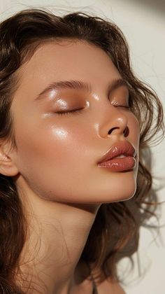 Glowy Peachy Makeup, Dew Makeup Look, Summer 2024 Make Up Trends, Shine Makeup Look, Glossy Skin Makeup, 2024 Wedding Makeup Trends, Glossy Makeup Look Dewy Skin, Summer 2024 Makeup Trends, Makeup Summer 2024