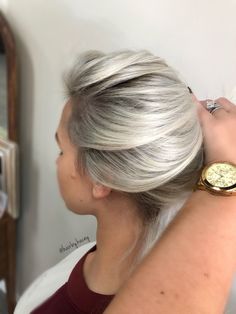 icy platinum blonde hair dark roots short Blonde Smudge Root, Smudge Root, Root Smudge, Blonde Hair With Roots, Icy Blonde Hair, Blonde Roots, Shadow Root, Ash Blonde Hair, Icy Blonde