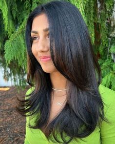 Bob Inverted, Medium Brunette Hair, V Cut Hair, Haircuts For Long Hair With Layers, Haircuts For Medium Length Hair, Bridesmaid Hair Long, Brown Hair Looks, Brown Hair Inspo, Hair Inspiration Long