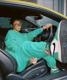 Green Sweatpants Outfit, Green Basketball Shoes, Jordan 1 Outfit, Outfits Con Jeans, Green Sweatpants, Outfit Streetwear, Sweatpants Outfit, Chill Fits, Lucky Green