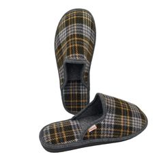 Men's closed-toe slippers are an excellent choice for those who value comfort and practicality.  Made of high-quality felt, they provide a pleasant feeling of wearing, allowing your feet to breathe. The rubber sole makes the slippers stable and non-slip, which increases their safety on various surfaces. One of the biggest advantages of these slippers is how easy they are to put on - just slip your foot in and you're done! This is an ideal solution for people who value convenience and speed. The St Nicholas Day, Felt House, Toe Slippers, Men's Slippers, Warm Slippers, St Nicholas, Slippers Cozy, House Shoes, Mens Slippers