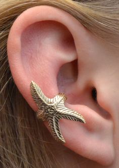 "Our lovely cuff, \"The Starfish\" or Sea Star. This animal really embraces the beauty of the sea and will definitely turn heads on your ear. This Ear Cuff is non pierced and hugs your ear comfortably and securely. It is made of solid Sterling Silver or 14K Gold Vermeil, and adjusts to fit either ear. This piece will arrive in a Gift Box and include simple fitting instructions. Perfect for gift giving" Sea Inspired Fashion, Sea Accessories, Starfish Earrings, Wrap Earrings, Jewelry Accessories Ideas, Sea Star, Funky Jewelry, Jewelry Lookbook, Trendy Earrings