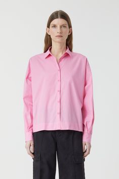 Made of light Portuguese poplin: A-shaped blouse with pleats on the back, slightly overlapping shoulder, long sleeves with cuffs and pearl buttons. Regular fit Length: ca. 63,5 cm / 25” (size S) Model (1,74 m / 5'8'') wears size S Made in Portugal Eco aspect: organic cotton 100% Cotton (organic) (contains non-textile parts of animal origin – button) Care instructions: machine wash Style Nr. C94154-25Z-22 Spring Daywear Blouse With Fold Down Collar, Chic Poplin Top With Relaxed Fit, Oversized Poplin Tops For Spring, Relaxed Fit Poplin Tops With Button Cuffs, Summer Long Sleeve Poplin Shirt, Chic Spring Poplin Shirt, Elegant Poplin Tops, Chic Button-up Poplin Blouse, Collared Poplin Tops