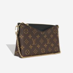 The Louis Vuitton Pallas clutch combines iconic monogram canvas with grained leather to create a feminine and contemporary feel. It features a beautiful rectangular silhouette with gold tone hardware. The addition of the golden chain and the leather strap allows the clutch to be crossbody or on the shoulder for the perfect day-to-night transition. SPL Exterior Monogram canvas Gold-tone hardware Exterior front pocket Removable leather strap / chain Zip closure 2018 production Immaculate condition Interior Black microfibre interior Zipped central compartment Immaculate condition Sold with dust bag, strap & chain SPL Height 13cm Width 21cm Depth 4.5cm