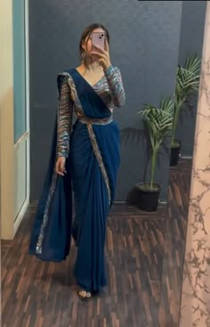 Sarees For Graduation Day, Blue Blouse Saree, Georgette Saree Blouse, Saree Trending, Trending Saree, Saree Party Wear, Saree With Belt, Lehenga Designs Simple