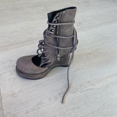 Gray Lace Up Closed Toe Woman’s Shoe . Size 38 / 7.5 . Goran Horalnever Worn ! Lace Up Platform Heels, Salomon Boots, Fit Nyc, Pink Platform Boots, Sorel Wedge Boots, Tan Leather Ankle Boots, Lace Up Heel Boots, Quilted Boots, Doc Martens Boots