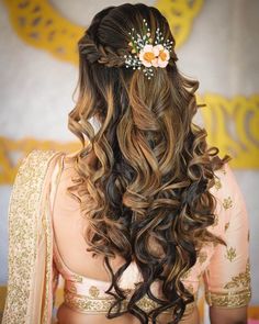 Mehndi Function, Bridal Hairstyle Indian Wedding, Hair Style On Saree, Engagement Hairstyles, Bridal Hair Buns, Indian Wedding Hairstyles, Hairstyles For Girls, Quince Hairstyles