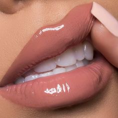 Anastasia Beverly Hills Lipgloss, Pretty Lips, Light Lipstick, Nice Smile, Lip Gloss Shades, Nude Lip Gloss, Glossier Lip Gloss, Bare Lip, Nude Lips