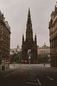 Scott Monument, Edinburgh. Beautiful places in Edinburgh. Edinburgh Winter, Edinburgh Aesthetic, Scott Monument, School Photography, Dark Academia Aesthetic, Academia Aesthetic