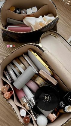 Everyday Bag Essentials, Marketing Words, Beige Aesthetic, Essential Bag, Makeup Essentials, Makeup Vanity, Makeup Collection, Beauty Secrets