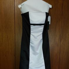 Nwt Black And White Jessica Mcclintock Gown. Very Classic Style. White Fitted Satin Gown, Classic White Evening Gown, White Satin Fitted Gown, Fitted White Ball Gown, White Satin Gown For Formal Occasions, Formal White Satin Gown, White Sleeveless Formal Gown, Formal Sleeveless Black And White Dress, White Satin Gown