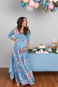 Mujer de cabello castaño embarazada, usando vestido azul, largo y holgado de flores rosas, festejando baby shower de niño Art Splatter, Designer Sharara, Blue Sash, Embroidered Sharara, Trendy Dresses Summer, Sharara Suits