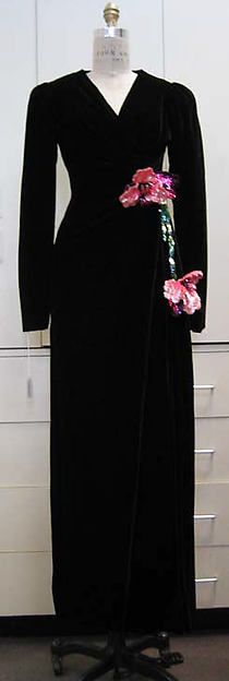 1971-72  Yves Saint Laurent, Paris | Ensemble | French | The Metropolitan Museum of Art Mondrian Dress, Neat Clothes, Yves Saint Laurent Paris, Antique Dresses, 1970s Women, Ysl Saint Laurent, Historic Fashion, Millinery Flowers